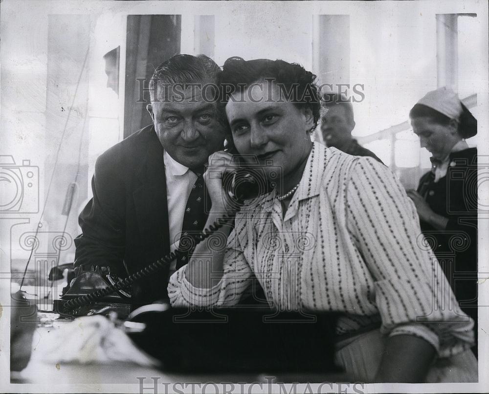 1957 Press Photo MrsAlan Villiers tried to call husband abroad Ship - Historic Images