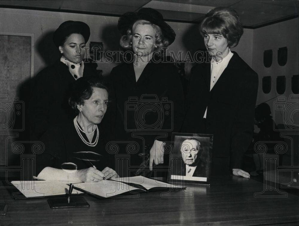 1967 Press Photo Funeral Chancellor Konrad Adenauer, Register Dankwort Kurbjuhn - Historic Images