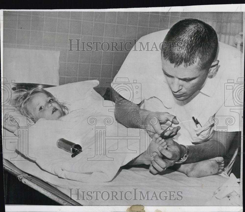 1962 Press Photo Bonnie Lee Dr Michael O&#39;Harra removing Cactus spines from her - Historic Images