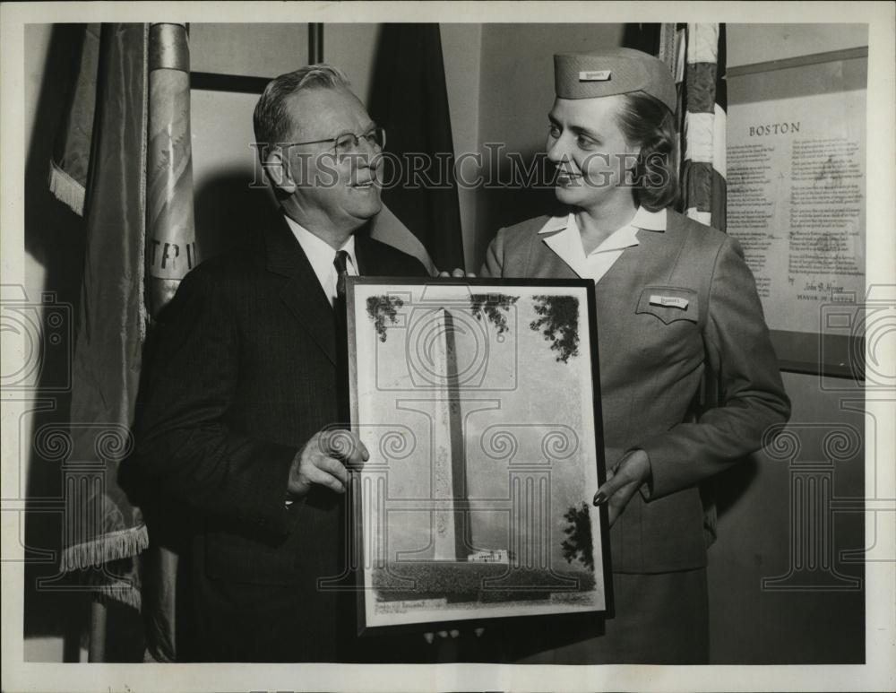 1958 Press Photo Pat McKeen Flying Secretary for LePages Glue &amp; Mayor Hynes - Historic Images