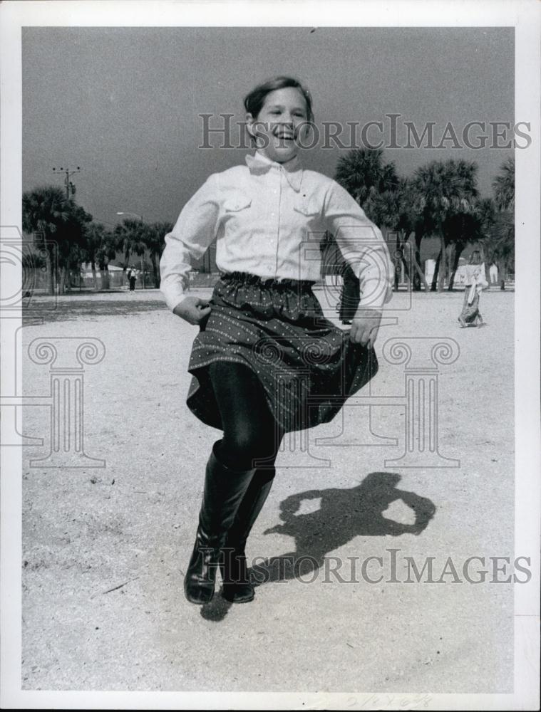 1971 Press Photo Elizabeth Benjamin hikes up her calico maxi to score - Historic Images