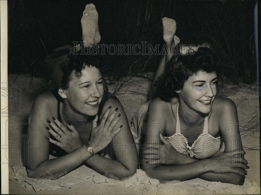 1943 Press Photo Mrs Wallace Tishken &amp; Mrs Robert Glendinning at Beach - Historic Images