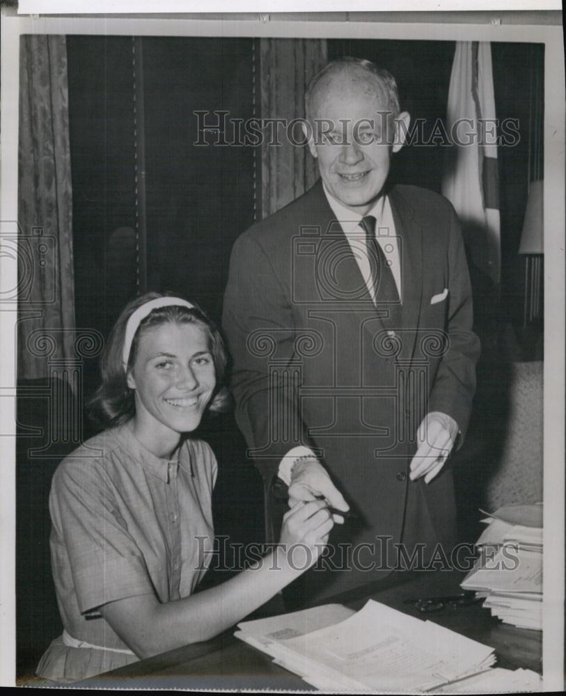 1963 Press Photo Sally Saier Senior High school Student Gov Farris Bryant - Historic Images