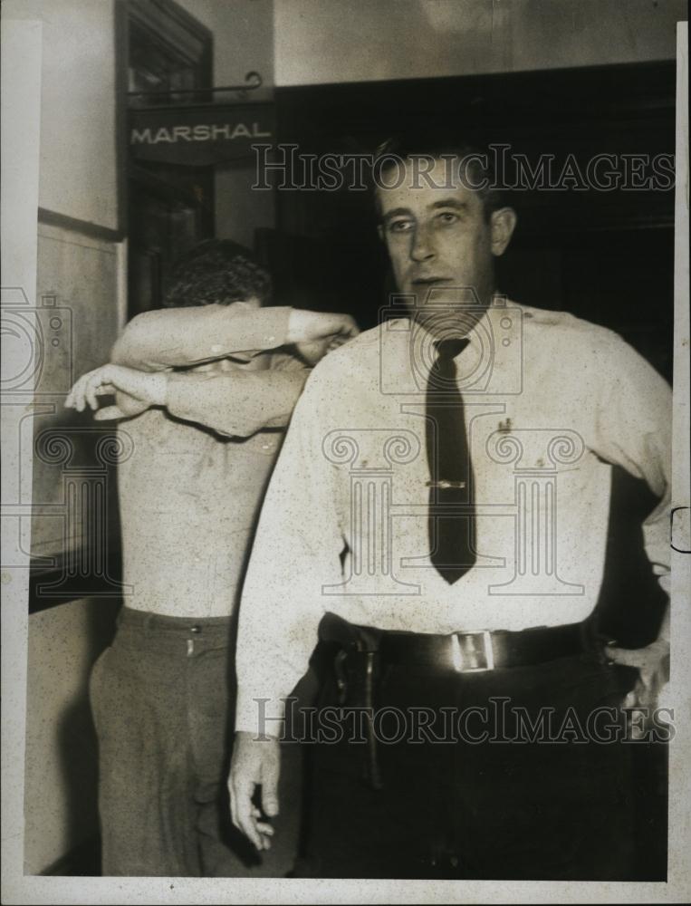 1954 Press Photo Corporal Robert Weaver Covers His Face Salem Murder Criminal - Historic Images