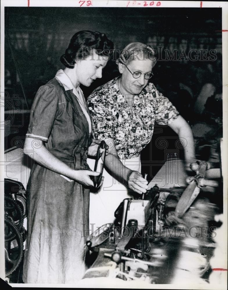 1969 Press Photo British Legislator Barbara Castle Works In A Cotton Mill - Historic Images