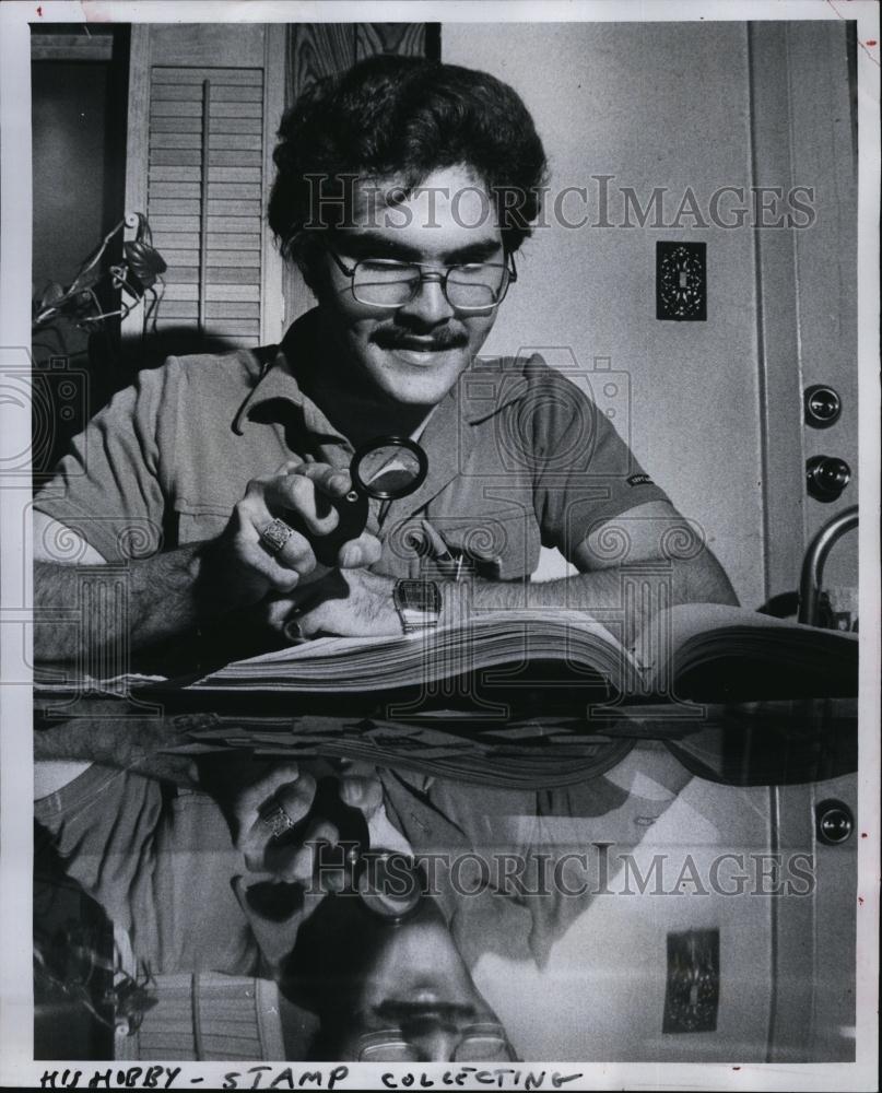 1981 Press Photo James Reeser, a avid stamp collector - RSL94405 - Historic Images