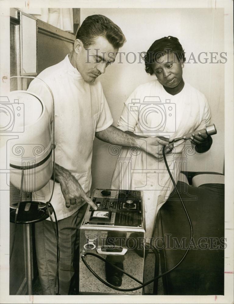 Press Photo Dr Weildler and Nurse Doris Fuller Williams - RSL62383 - Historic Images