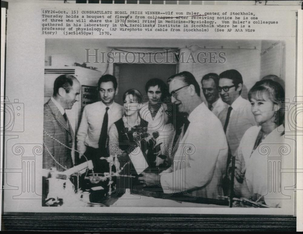 1970 Press Photo Nobel Prize Awardee Ulf Von Euler, congratulated by Colleagues - Historic Images