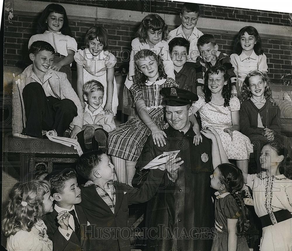 1954 Press Photo Officer Richard O'Meara, Jefferson School Club members - Historic Images
