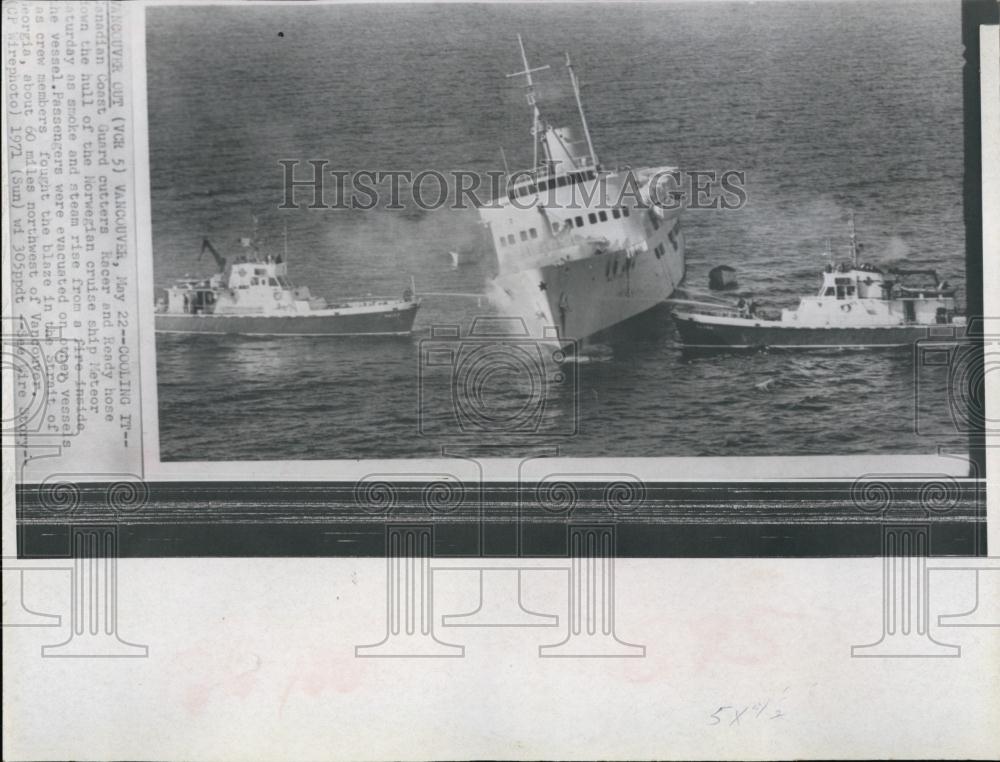 1971 Press Photo Canadian Coast Guard cutters Racer Ready hose Norwegian cruise - Historic Images