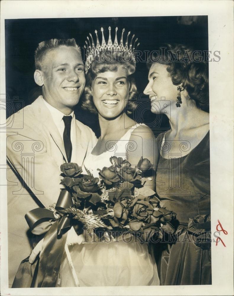 1961 Press Photo Sun Goddess Susan Swift, brother Jack Ettis Swift, Jr - Historic Images