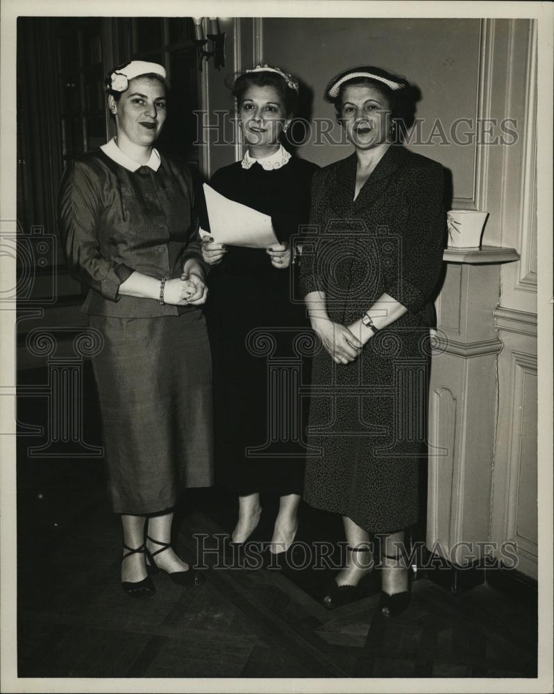 1954 Press Photo Mrs Yale Markle,Mrs Robert Levin & Mrs Joseph Weisberg - Historic Images