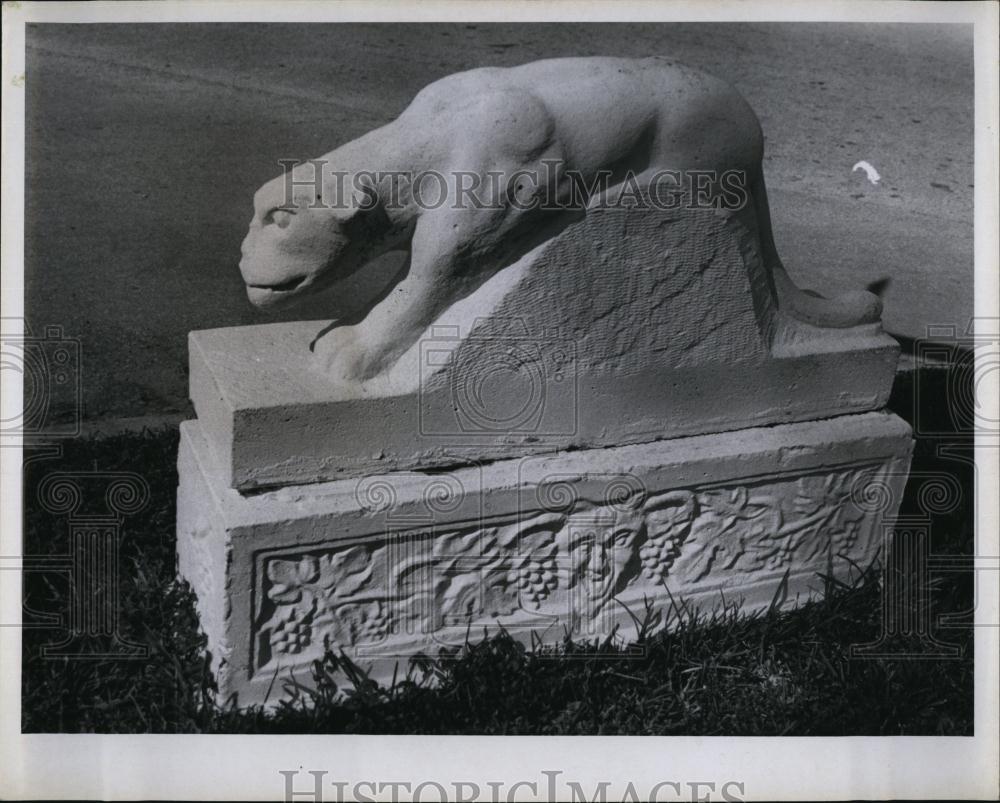 Press Photo Lion statue in Fla with the eyes gouged out - RSL98511 - Historic Images