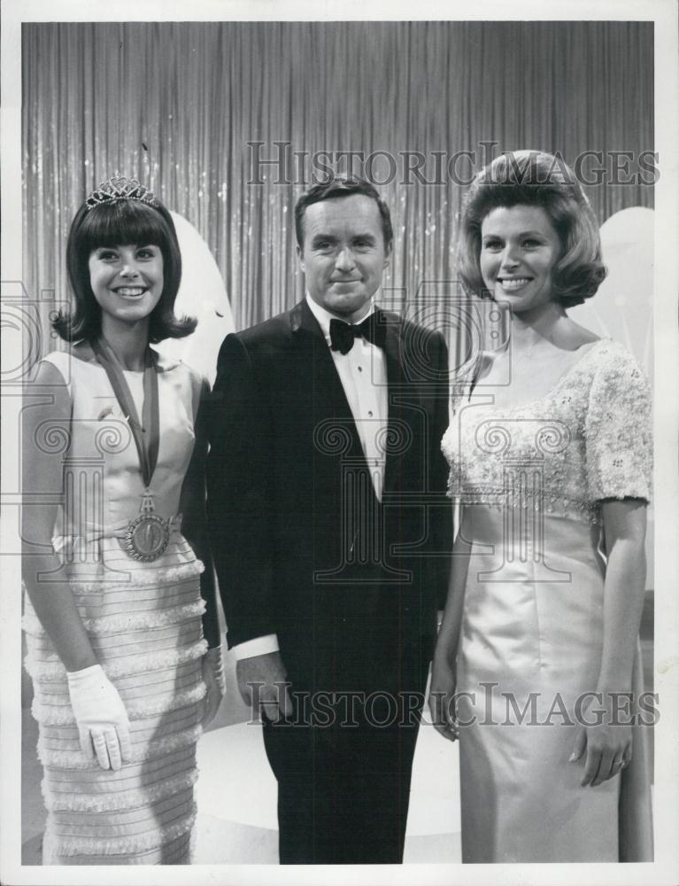 1966 Press Photo Colette Daiute Miss Teenage America Pageant Host Mike Douglas - Historic Images