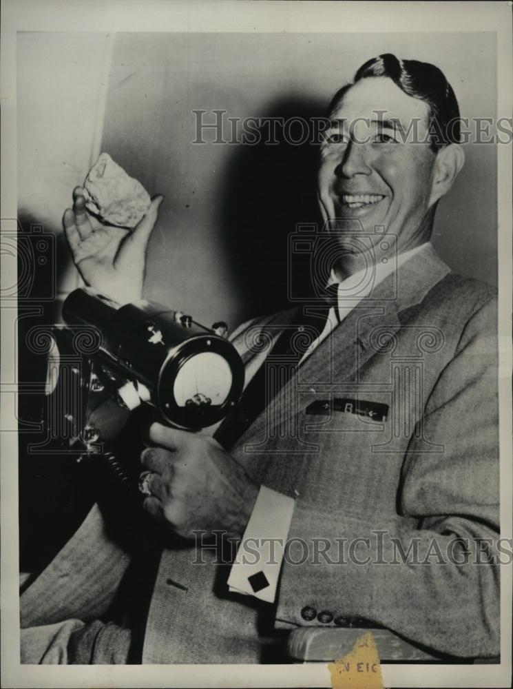 1955 Press Photo Prospector Blanton W Burford on becoming a multimillionaire - Historic Images