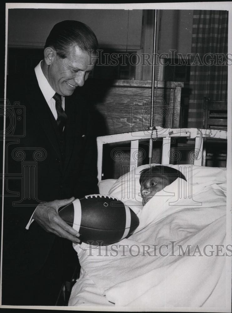 1966 Press Photo Mass Gov John Volpe visits burn victim Anthony Brincola - Historic Images