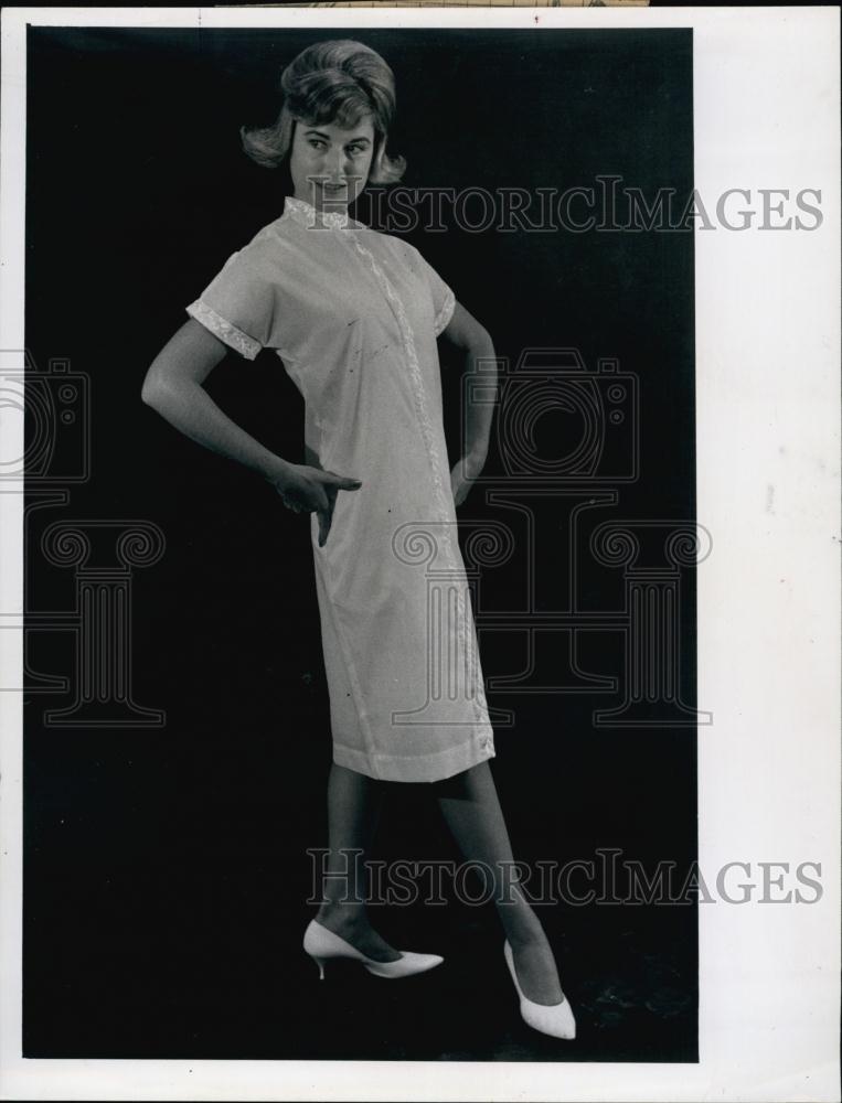 1962 Press Photo Uniform Shift dress Fashion style beauty - RSL59285 - Historic Images