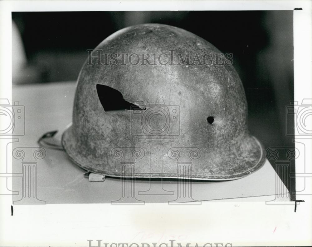 1986 Press Photo Danny Thomas Age 16 Wearing Helmet Bullet Went Through no Injur - Historic Images