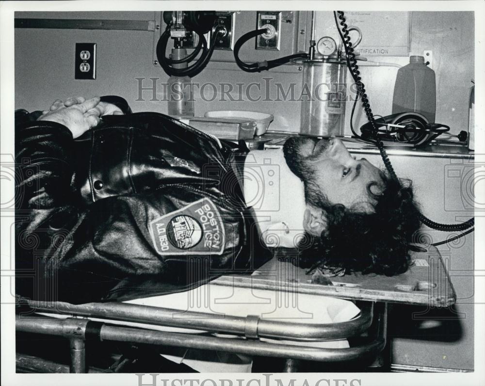 1979 Press Photo Officer Walter Reed after being hurled from porch - RSL05679 - Historic Images