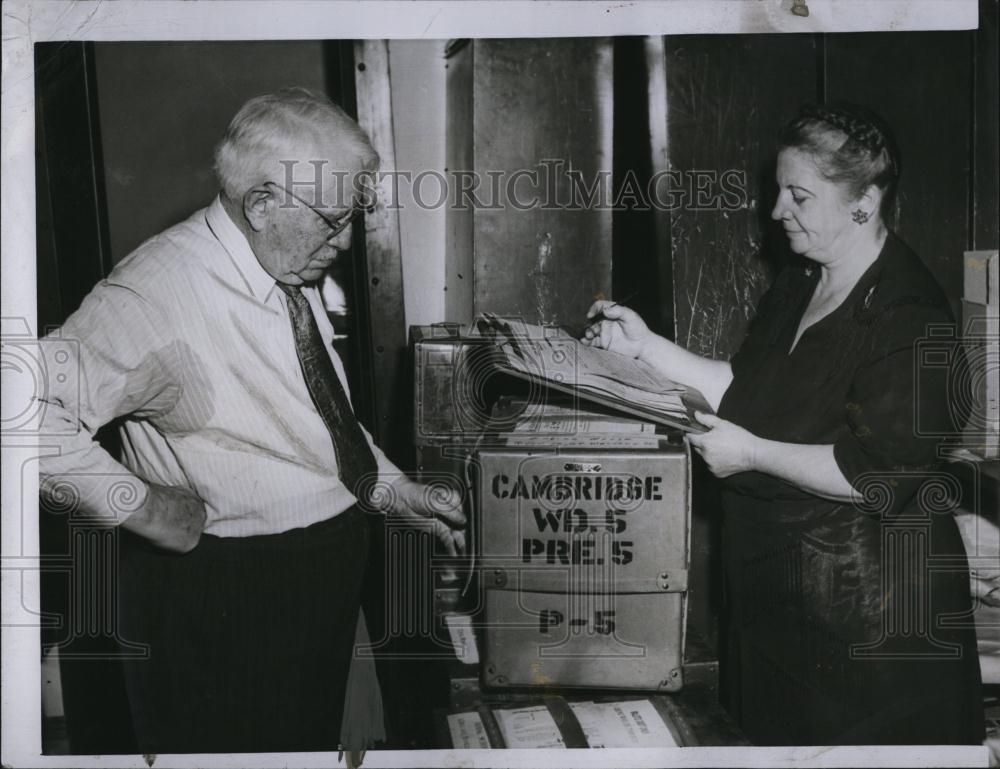 1946 Press Photo Harry Penniman Secretary of Cambridge Election - RSL88573 - Historic Images