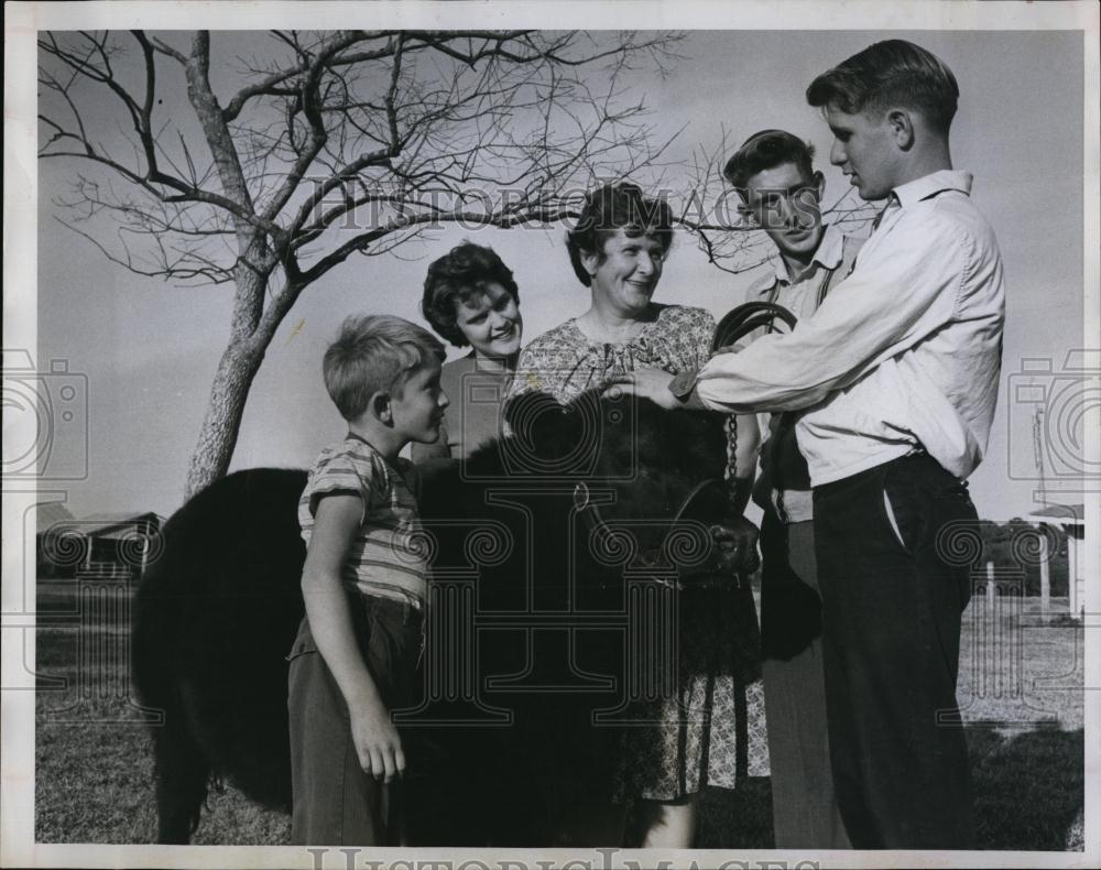 1961 Press Photo Mrs Casey with Family Tom, Linda, George, and Bill, Pet Bull - Historic Images