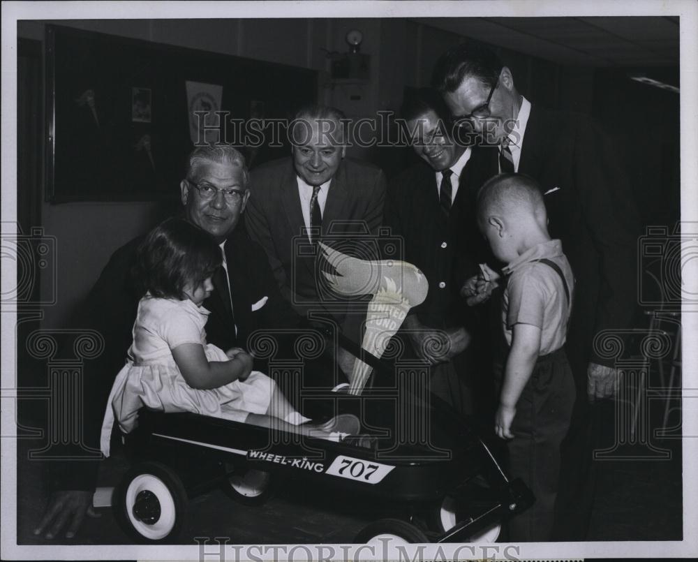 1963 Press Photo Children form Orphanage & Pres Charles Avila of Edison Company - Historic Images
