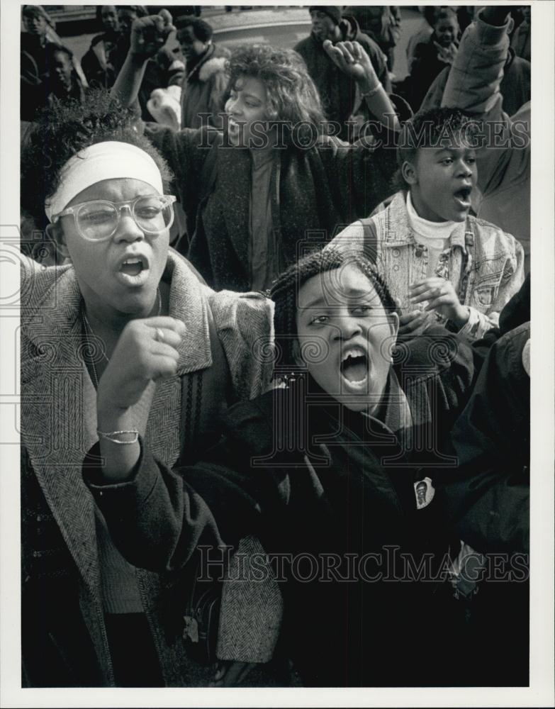 1992 Press Photo Students Protest Headmaster Outside Dorchester High School - Historic Images