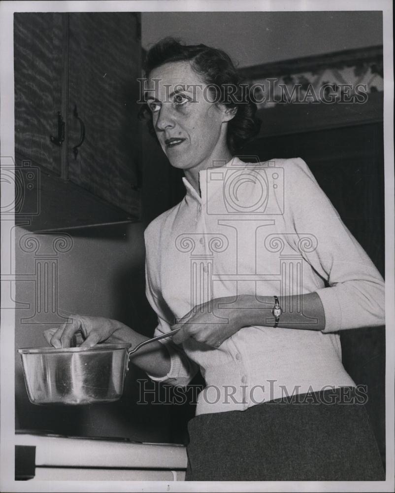 Press Photo Policewoman Shirley Mezza In Kitchen After Resigning - RSL82775 - Historic Images