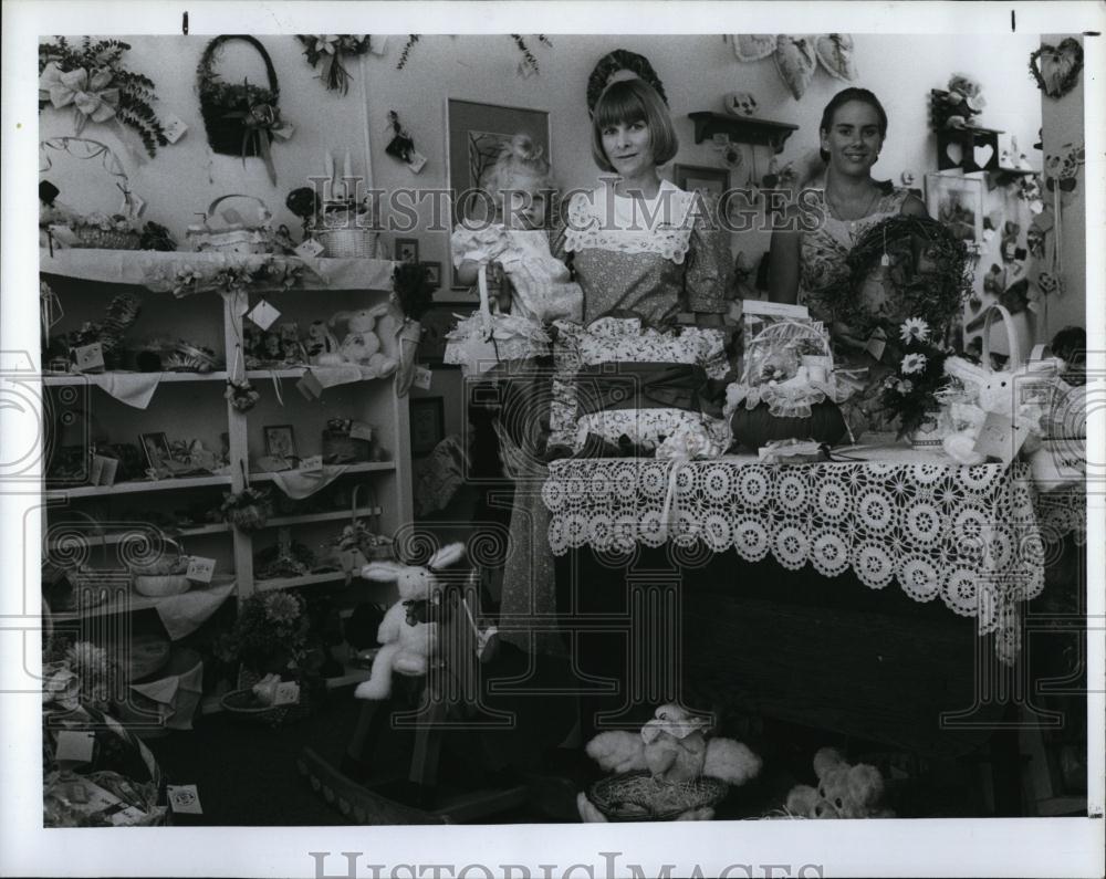 1980 Press Photo Susan Dalabakis &amp;Terri Griner on their Victorian Rabbit Shop - Historic Images