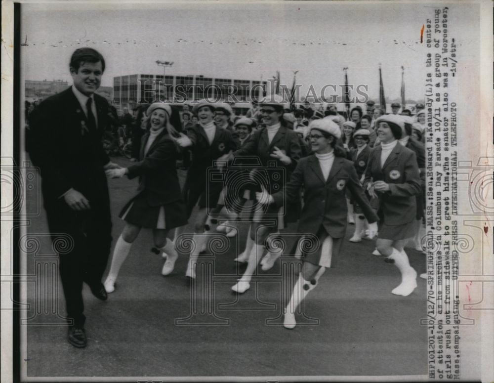 1970 Press Photo SenEdward Kennedy, with Youth Partisans during Columbus Day - Historic Images