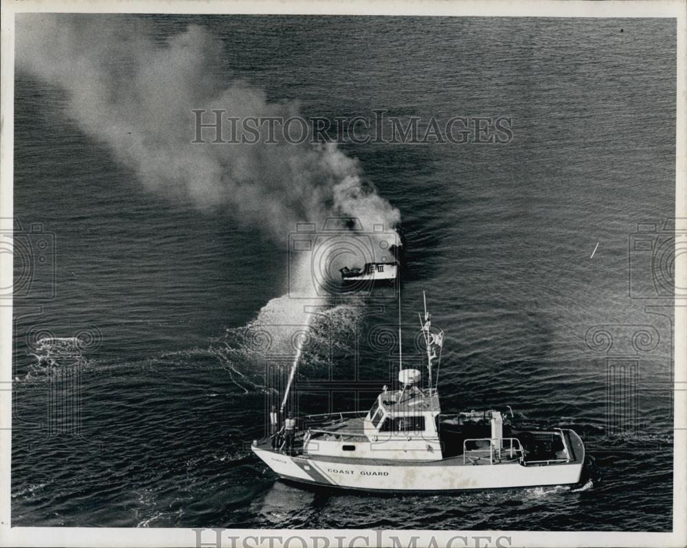 1980 Press Photo A 20 ft yacht on fire at in Tampa, Florida - RSL68991 - Historic Images