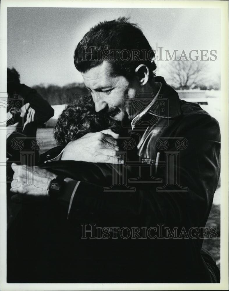 1984 Press Photo Robert Smith Hugging Kidnapped Son Bobby Reunion - RSL44001 - Historic Images