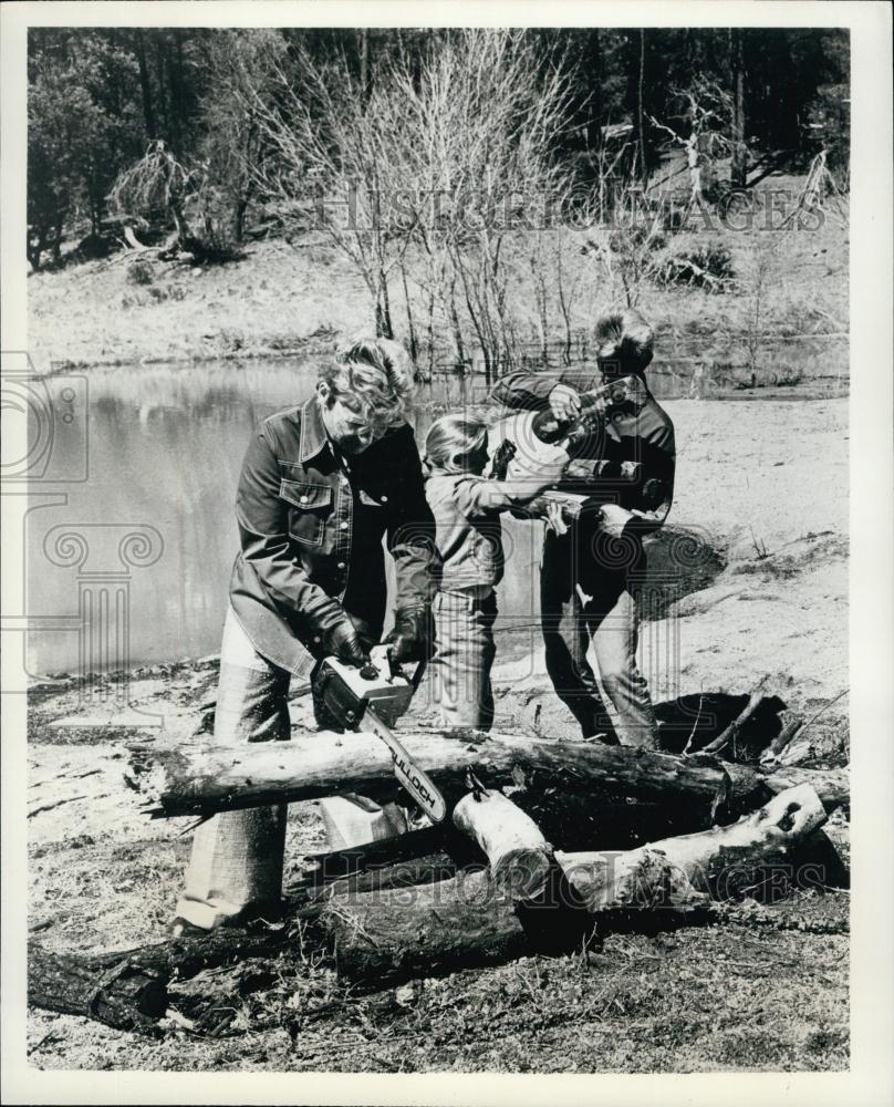 1975 Press Photo Gathering Firewood - RSL64997 - Historic Images