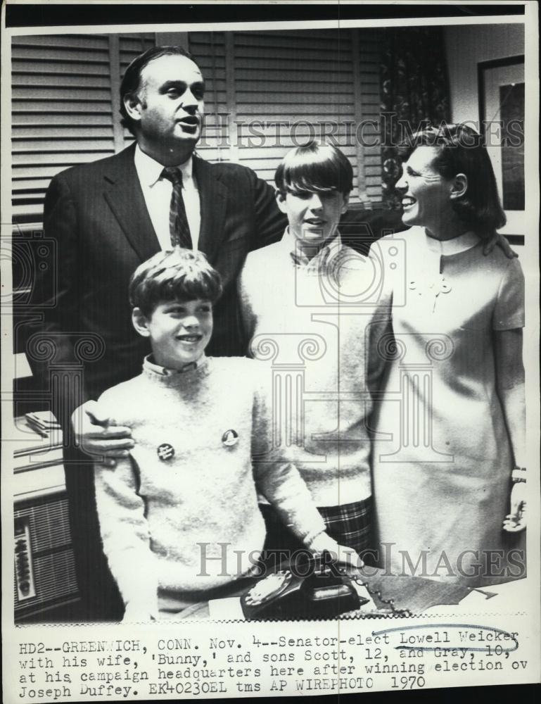 1970 Press Photo Senator Lowell Weicker with his wife Bunny and sons - Historic Images