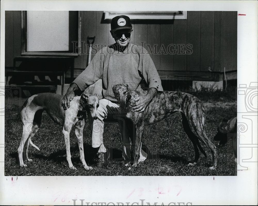 1986 Press Photo Bill Evans Poses with Greyhounds Hoppie and Glenda - RSL96909 - Historic Images