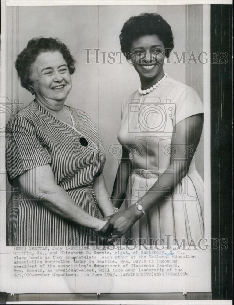 1964 Press Photo Griffin and Koontz Congratulate One Another on NEA Positions - Historic Images