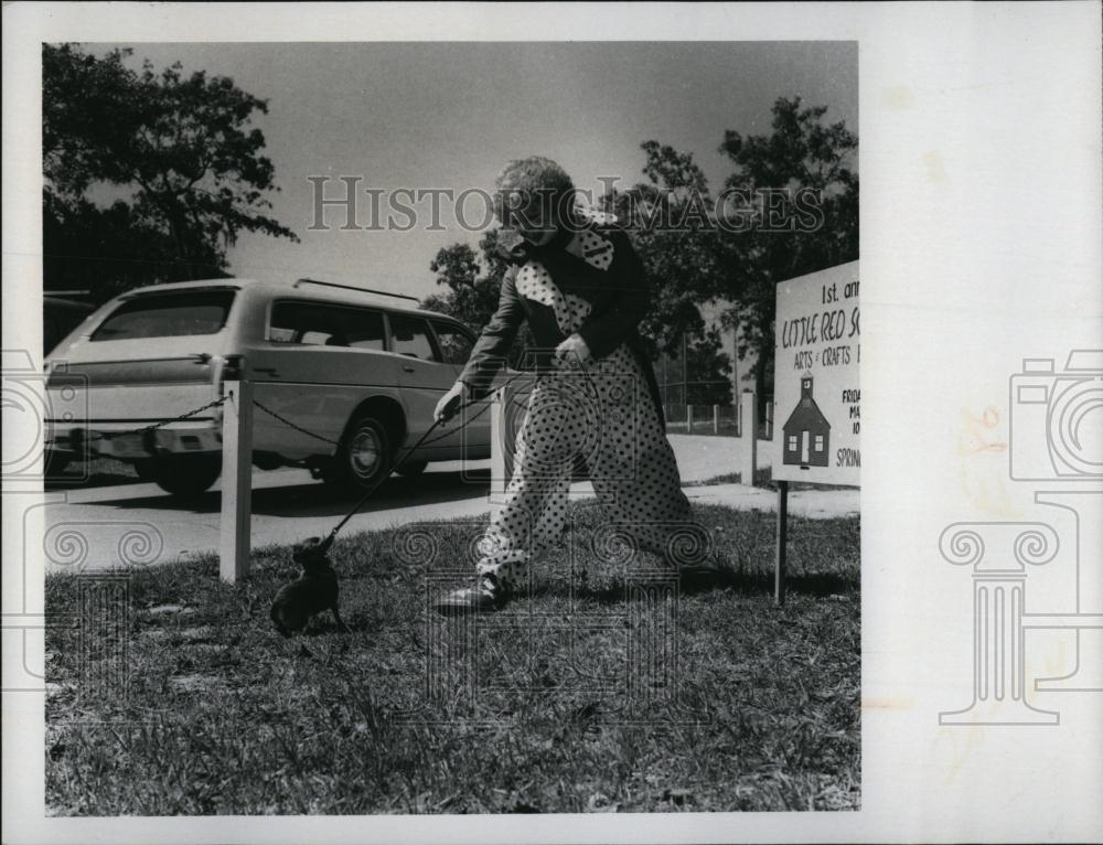 1975 Press Photo Ken Banfield as Curly the Clown and his chihuahua mimi - Historic Images