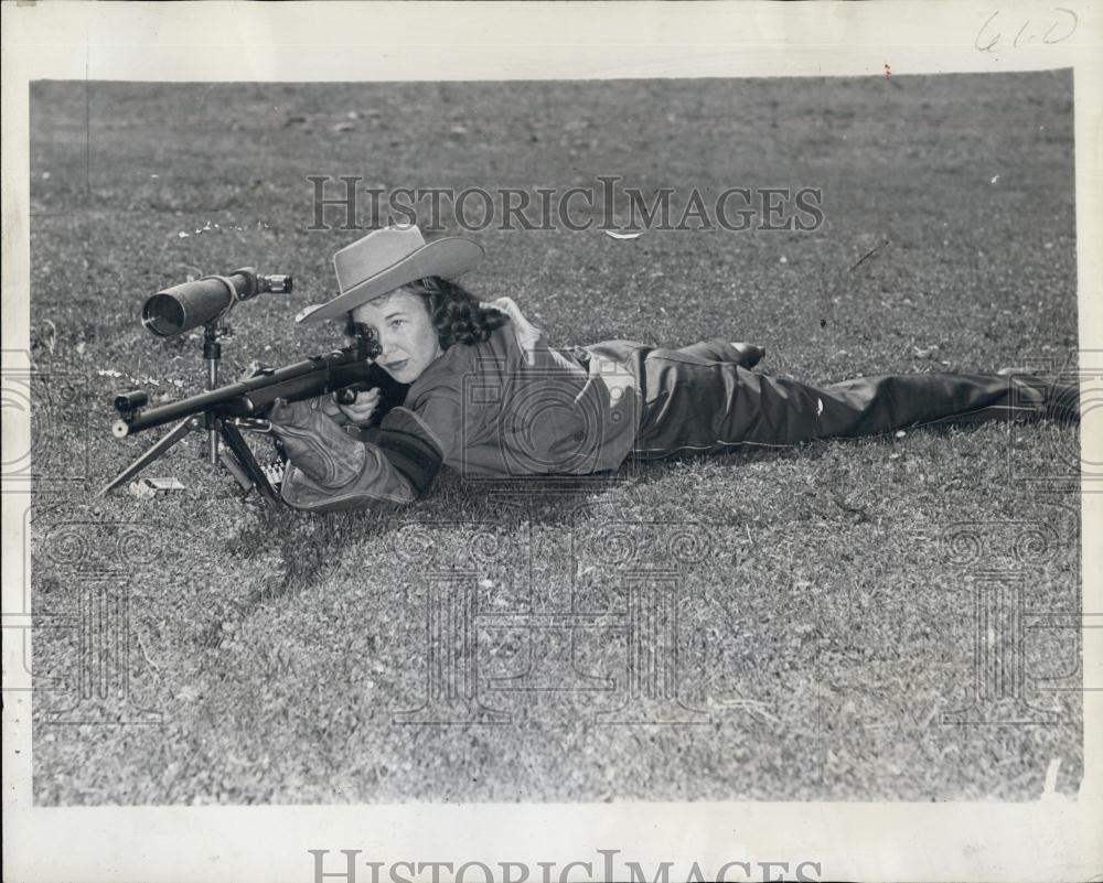 1947 Press Photo Dot Lind, US #1 shooter gives demonstration - RSL00263 - Historic Images