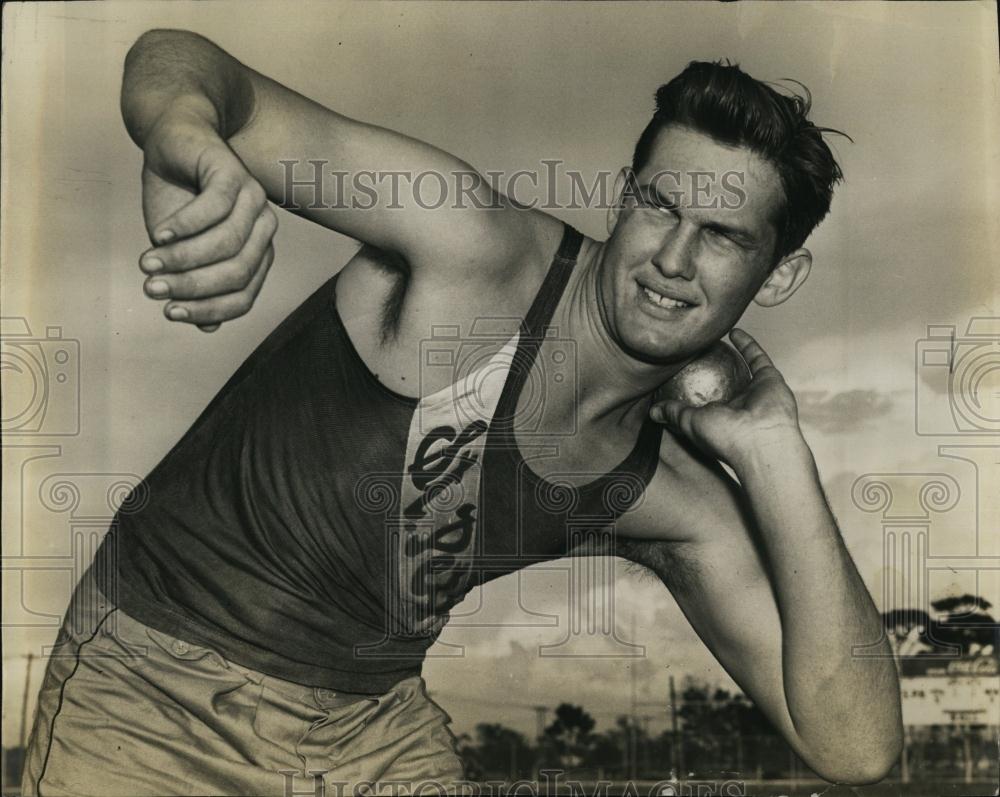 1942 Press Photo Lacoy Pounds 12 pound shot limbers arms Green Devi - RSL97153 - Historic Images