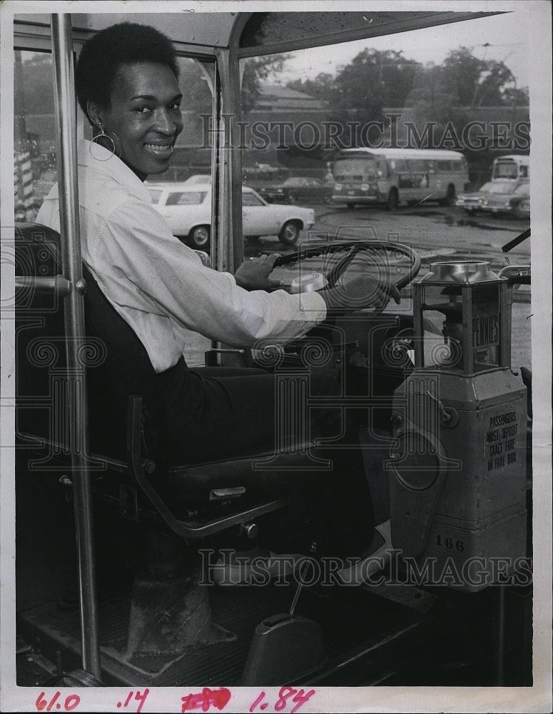 1968 Press Photo Clementine Dendy begin 1st day of training as a MBTA bus driver - Historic Images