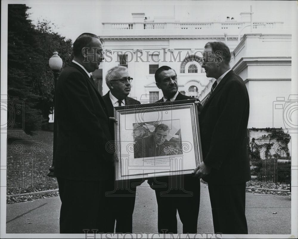 1961 Press Photo William Knichtin Jr Pres White House Correspondent Association - Historic Images