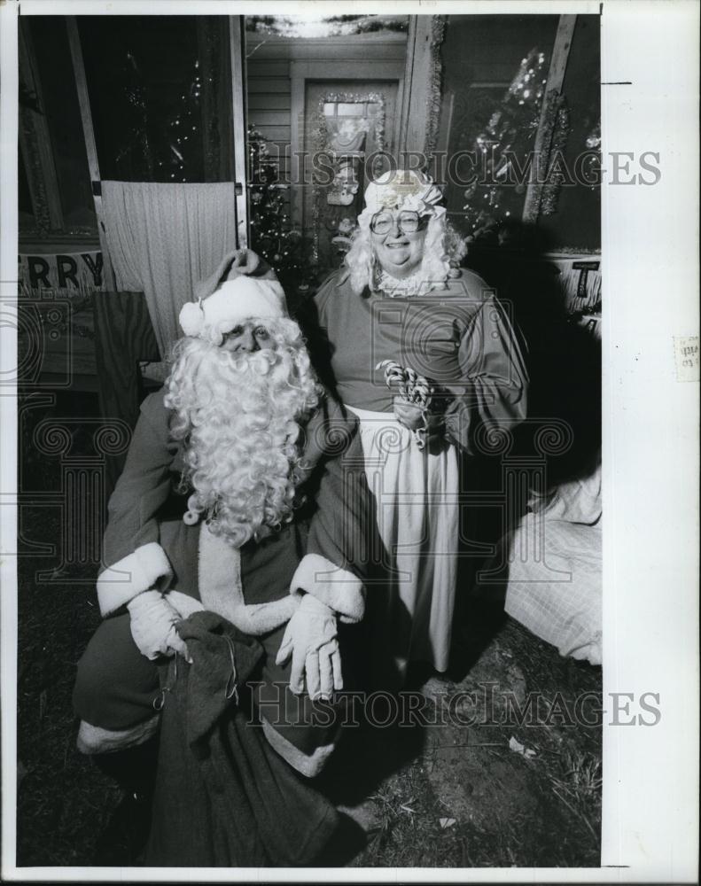 1988 Press Photo Richard and Alma Trilsch as Santa - RSL95099 - Historic Images