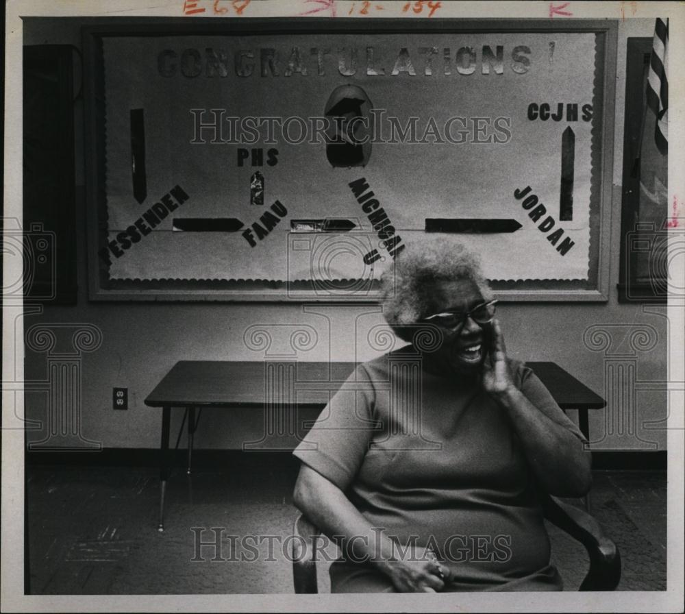 1975 Press Photo Retired PE Teacher Dorothy Thompson at surprise party - Historic Images