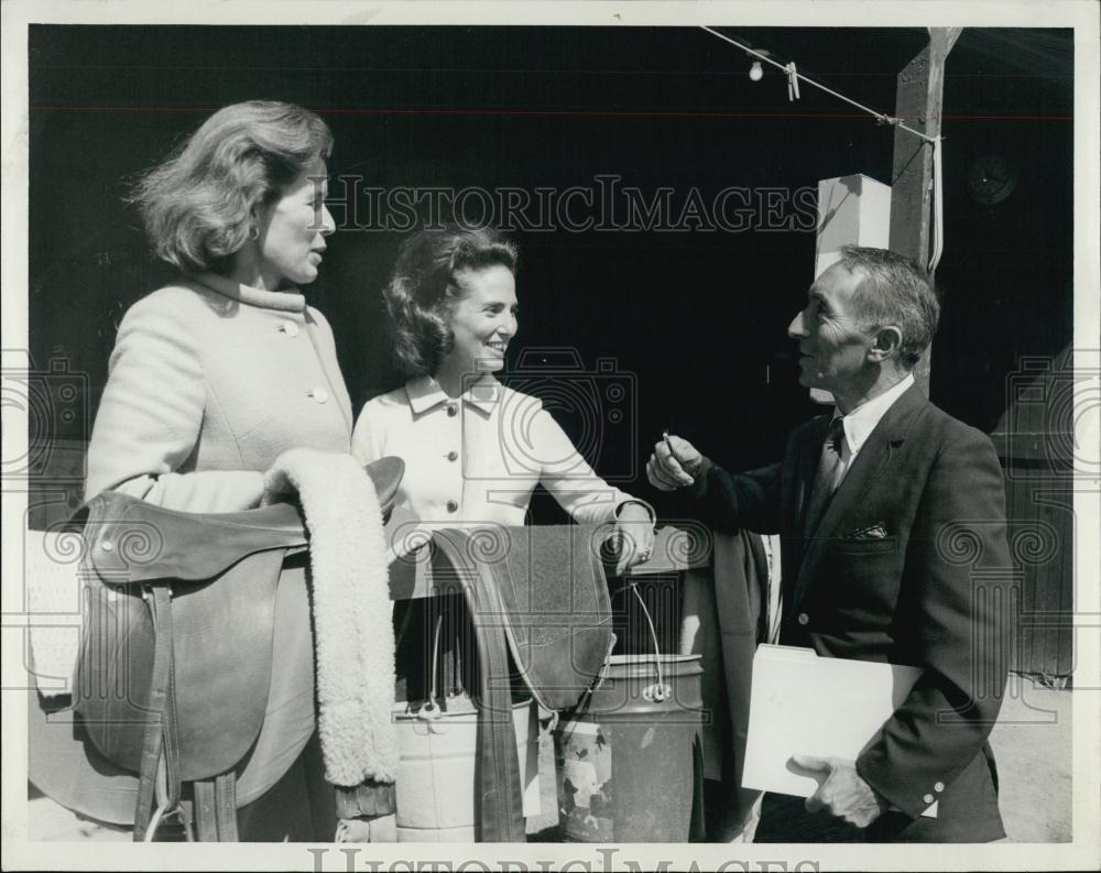 1969 Press Photo Easter Seals Mrs Paul Sonnabend Mrs Dwight Evans Peter Rossi - Historic Images