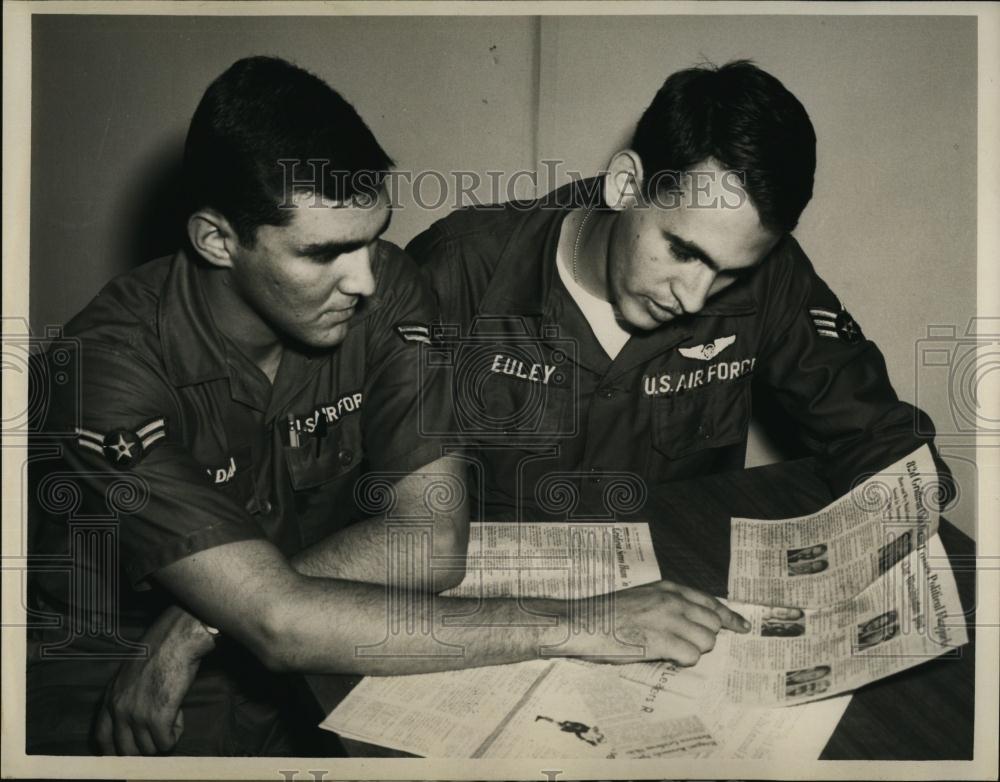 Press Photo Airman 1st Class David Euley &amp; Airman 2nd Class Ronnie Bajadall - Historic Images