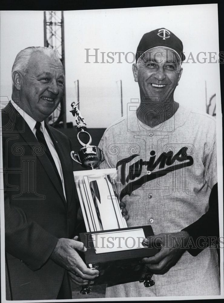 1965 Press Photo Minnesota Twins Mgr Sam Mele & John McCollough Knights of Colum - Historic Images