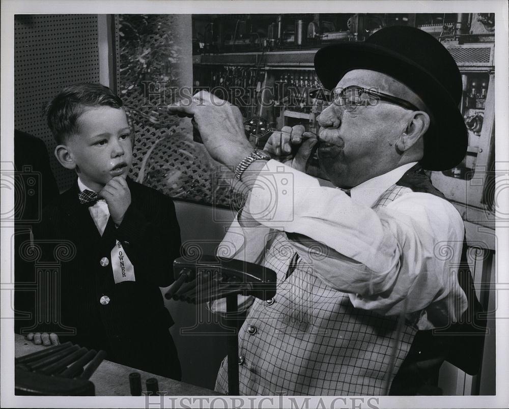 1958 Press Photo James Owens watched Ben Rundolp bubble bowling of glass - Historic Images