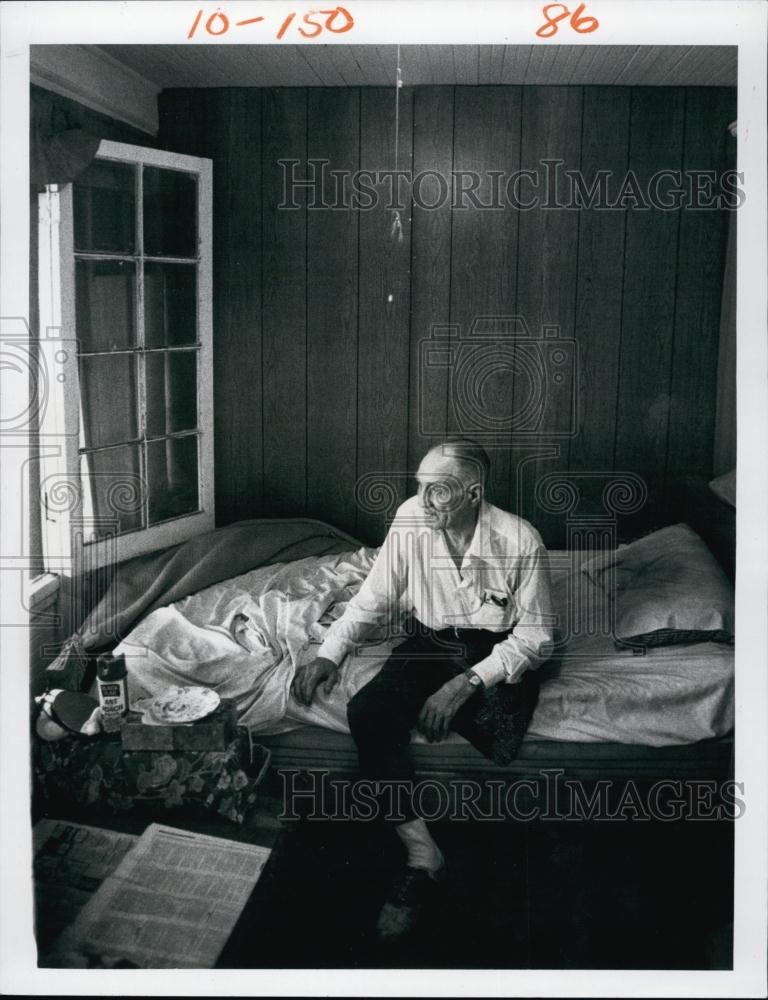 1976 Press Photo Wayne Carlock Amputee Who Live In One Room at Boarding House - Historic Images