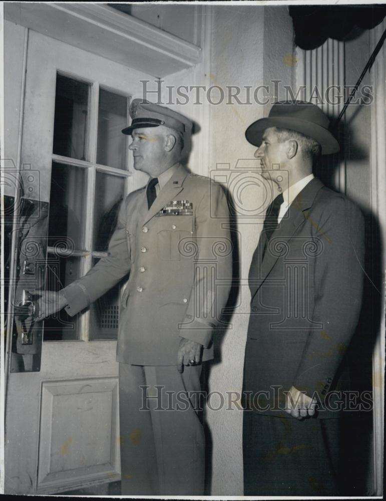 1949 Press Photo military personnel at someones door - RSL01497 - Historic Images