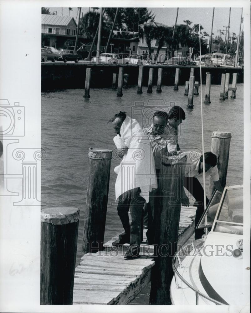 1978 Press Photo Grouper fishing couples John Poczatek suffered burns - Historic Images